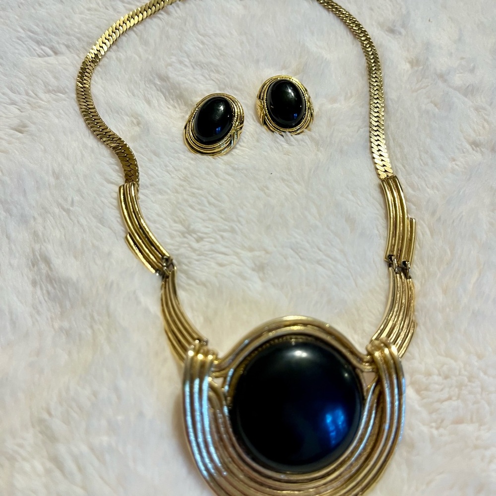 Vintage Trifari 80’s Gold & Black Cabochon Stone Necklace and Earring Set
